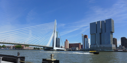 Brücke und Hochhaus in Rotterdam