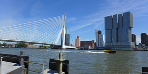 Brücke und Hochhaus in Rotterdam