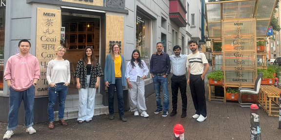 Gruppenbild vor dem IGA Pop-Up Tea House
