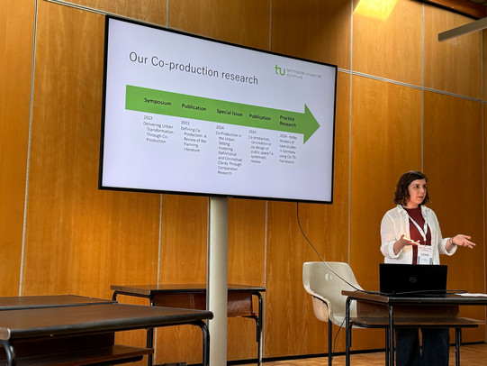 Researcher Lena Unger presents her research on a screen