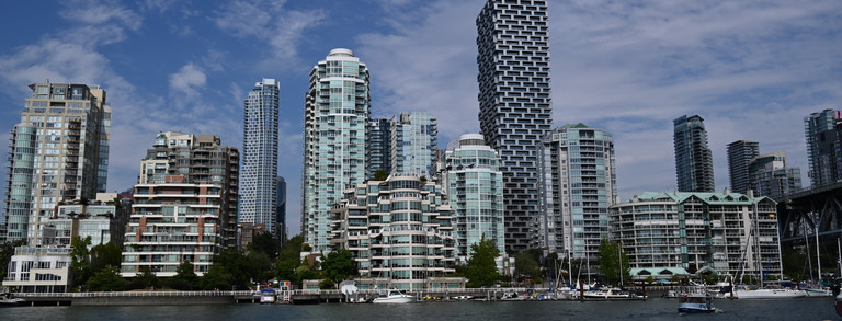 Der False Creek (Meeresarm) in Vancouver mit Hochhäusern