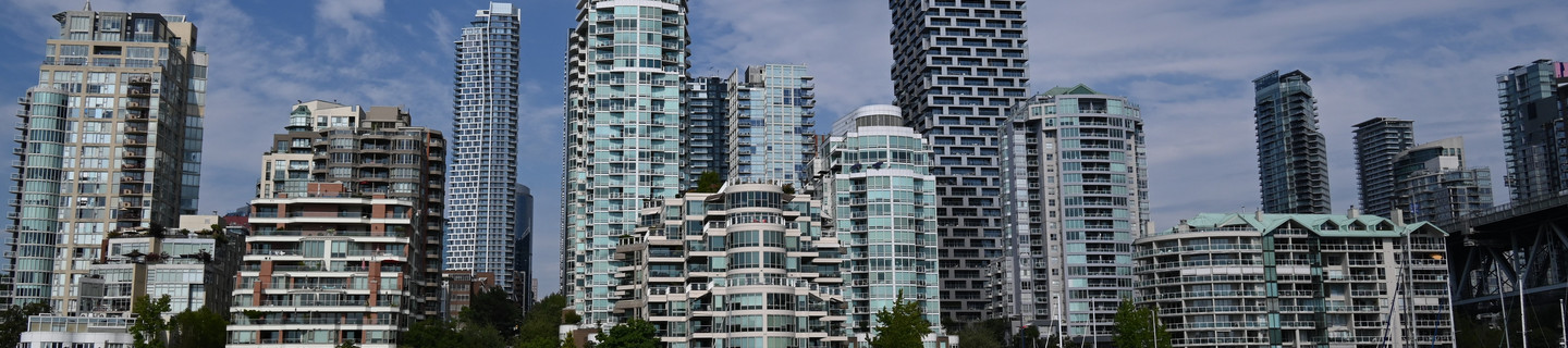 Der False Creek (Meeresarm) in Vancouver mit Hochhäusern