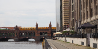 Brücke mit einer S-Bahn in Berlin