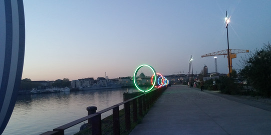 Foto aus Nantes in Frankreich - Die Ringe "Les Anneaux" von Daniel Buren und Patrick Bouchain am Quai des Antilles