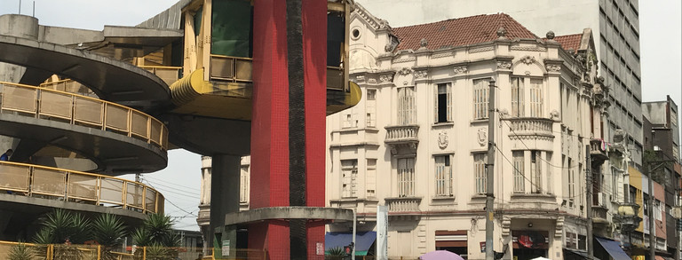 Straße mit Häusern in Sao Paulo