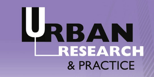 Cover Urban Research & Practice Cover, lilaner Hintegrund und im Vordergrund in schwarz und weiß der Titel Urban Research and Practice